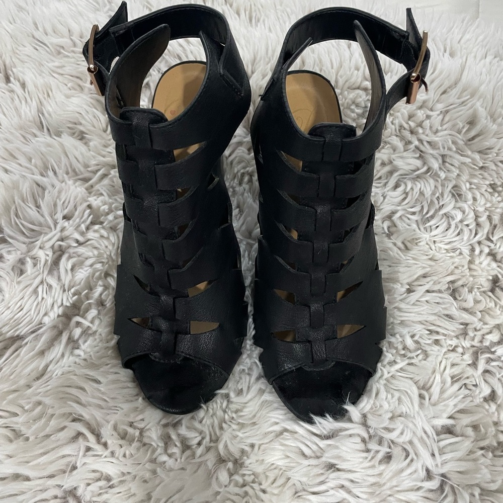 Black Cutout Style Heels - Picture 5 of 8